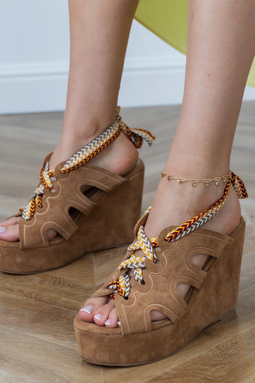 Bruine sandalen op een platform met decoratieve veters Lakota