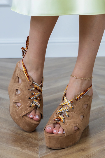 Bruine sandalen op een platform met decoratieve veters Lakota 2