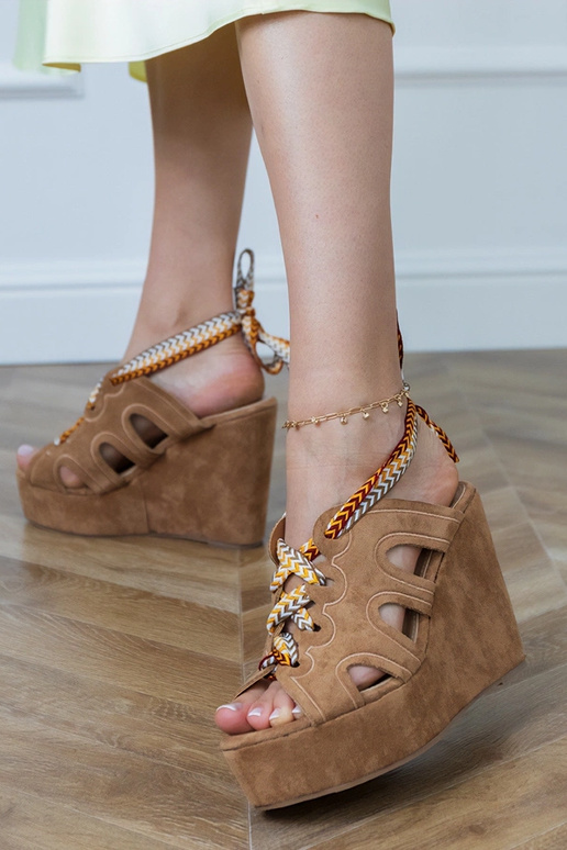 Bruine sandalen op een platform met decoratieve veters Lakota