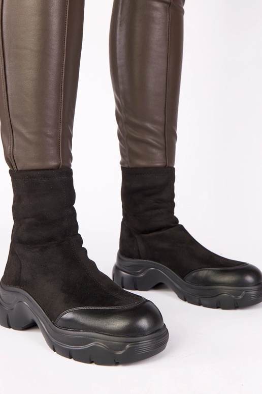 Zwarte enkellaarsjes van faux suede met chunky zool Alana