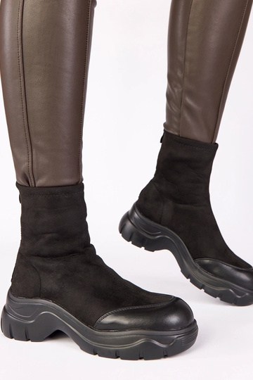 Zwarte enkellaarsjes van faux suede met chunky zool Alana 2