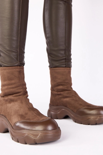 Bruine enkellaarsjes van faux suede met chunky zool Alana