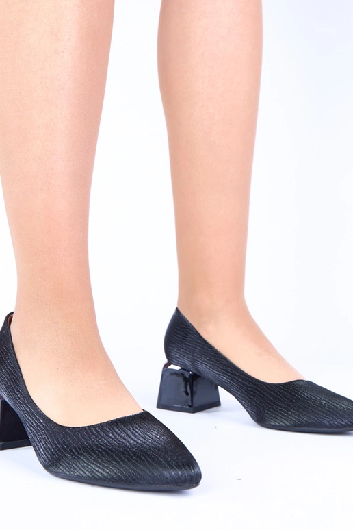 Zwarte pumps met lage hak en zilveren accenten Vallisa