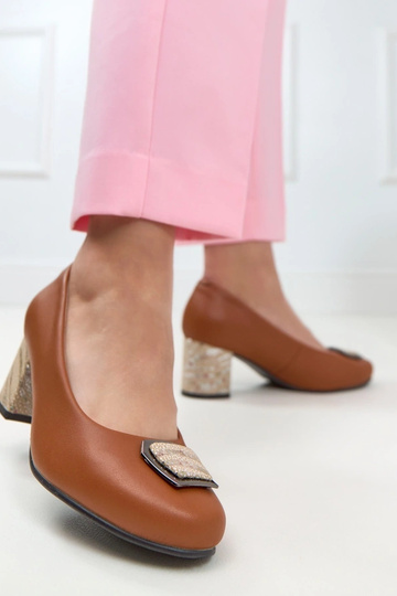 Bruine leren pumps op een decoratieve kolom Potocki 2