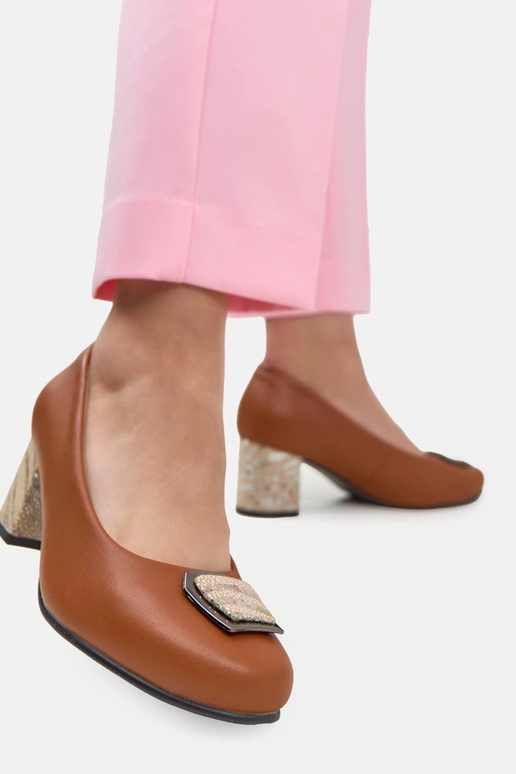 Bruine leren pumps op een decoratieve kolom Potocki