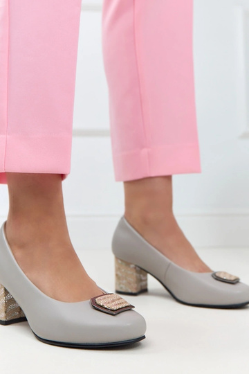 Escarpins en cuir gris sur un pilier décoratif Potocki