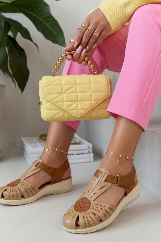 Zandkleurige sandalen op een lage platform Cosima