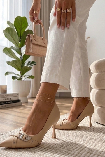 Sandfarbene Stilettos mit einer dekorativen Schnalle Aeliana
