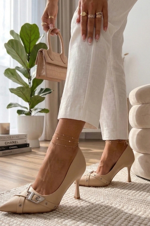 Zandkleurige stilettos met een decoratieve gesp Aeliana