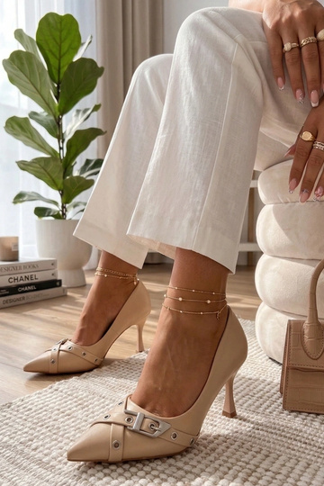 Zandkleurige stilettos met een decoratieve gesp Aeliana 2
