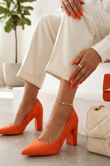 Oranje faux suede sandalen op een hak Alyssa
