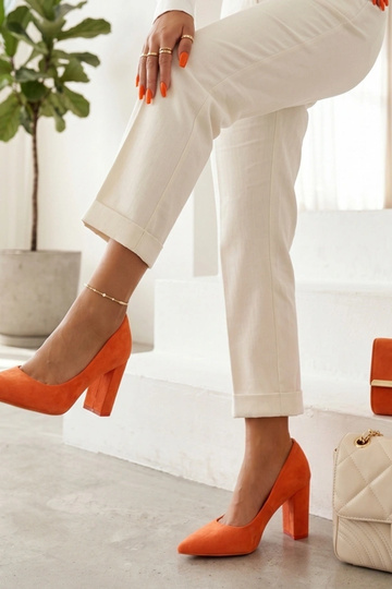 Oranje faux suede sandalen op een hak Alyssa 2