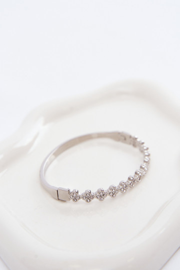 Bracelet argenté pour femme avec des pierres scintillantes