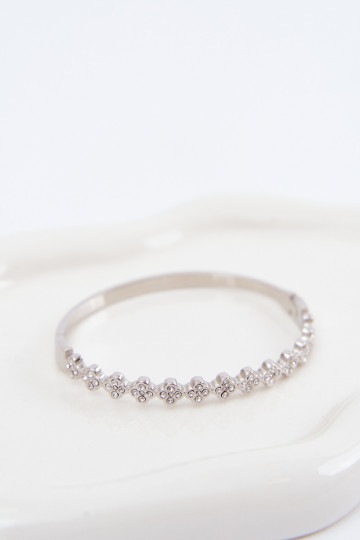 Silberne Damenarmband mit funkelnden Steinen 2