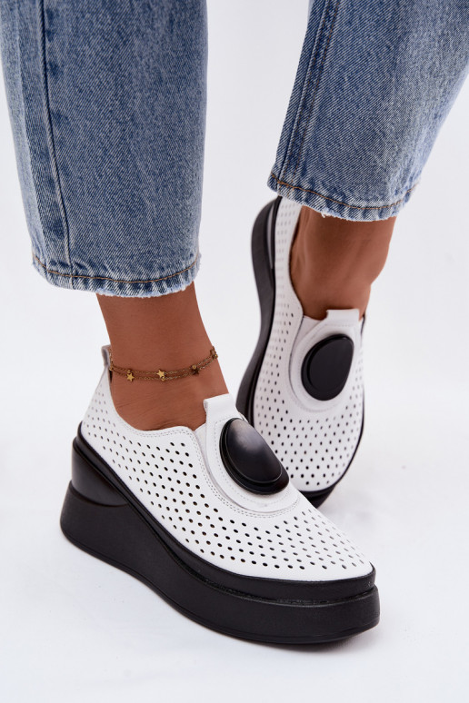 Chaussures blanches pour femmes avec éléments ajourés et plateforme décorative