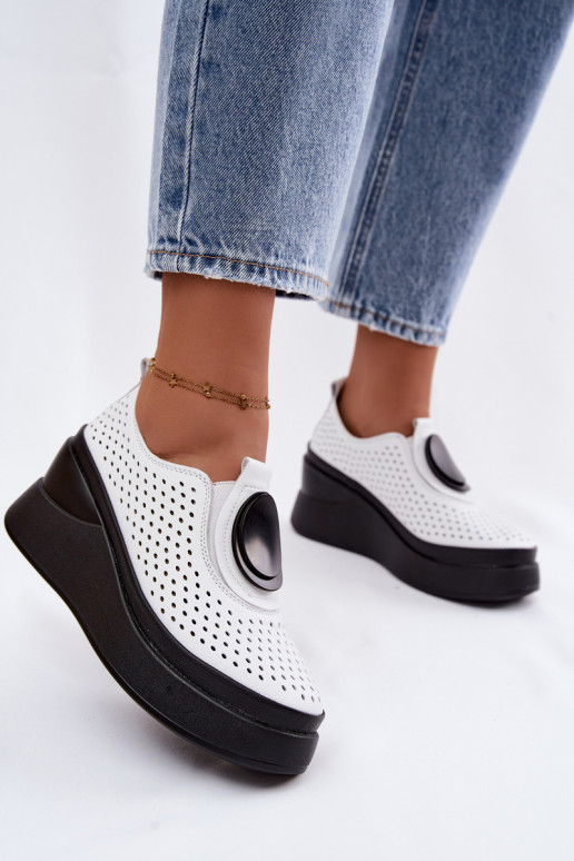Chaussures blanches pour femmes avec éléments ajourés et plateforme décorative