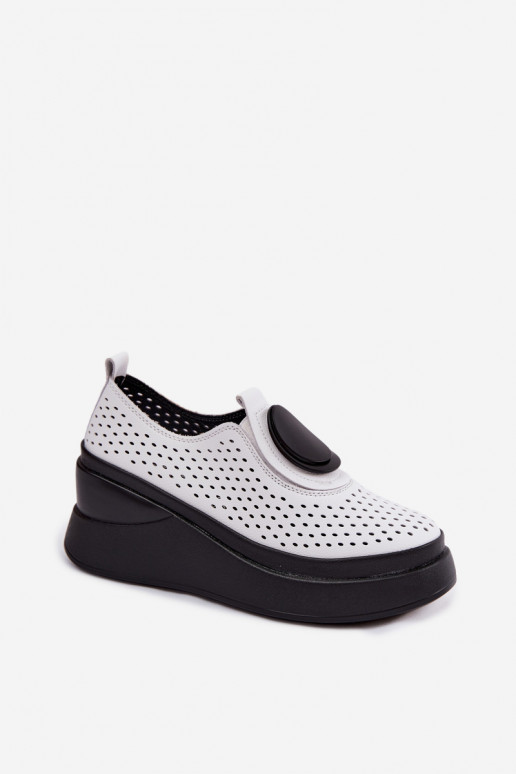 Witte dameschoenen met uitsnijdingen en decoratieve platform