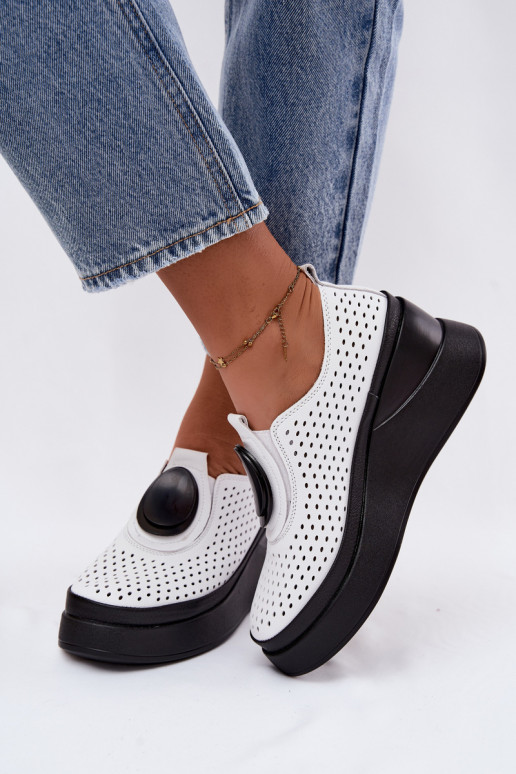 Weiße Damenschuhe mit Ausschnitten und dekorativer Plattform