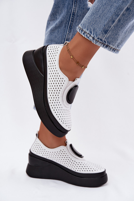 Witte dameschoenen met uitsnijdingen en decoratieve platform