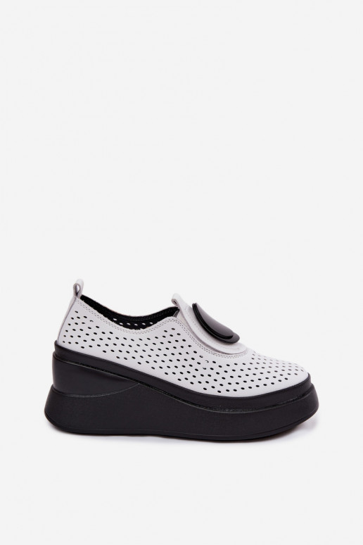 Witte dameschoenen met uitsnijdingen en decoratieve platform