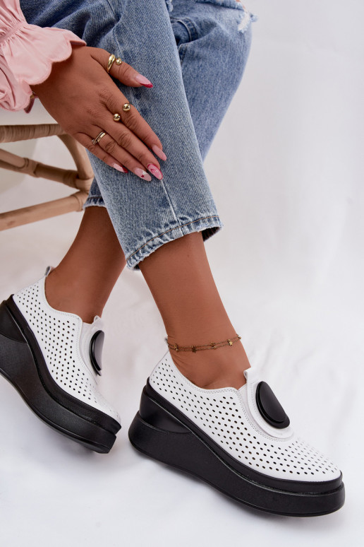 Chaussures blanches pour femmes avec éléments ajourés et plateforme décorative