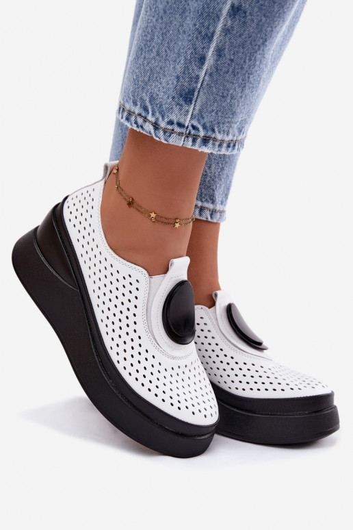 Witte dameschoenen met uitsnijdingen en decoratieve platform
