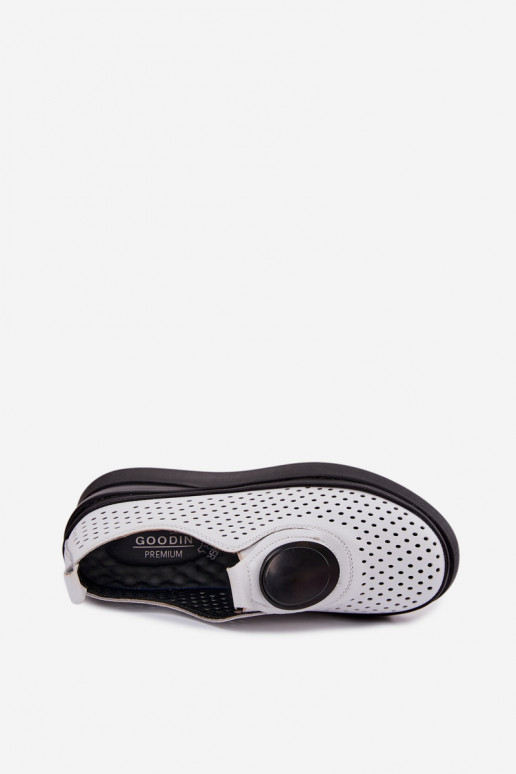 Witte dameschoenen met uitsnijdingen en decoratieve platform