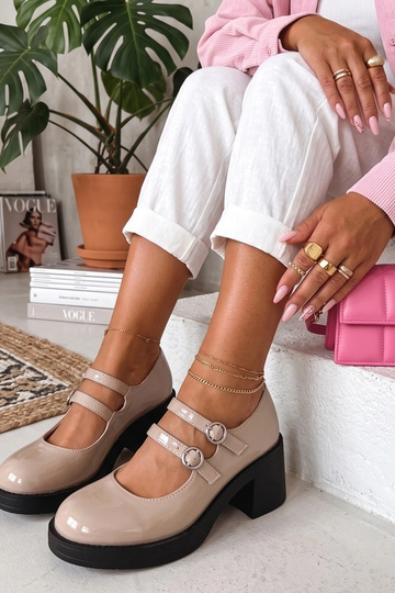 Mia bruine lakleren sandalen met hak 2