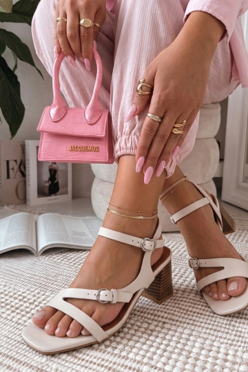 Nova Sandalen auf Säule 2