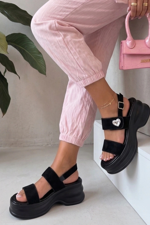 Schwarze Sandalen auf einer massiven Sohle Aileen