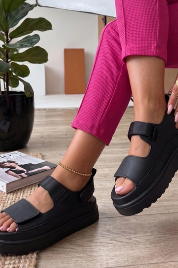 Schwarze Sandalen mit Aufklebern auf einer hohen Sohle Davina