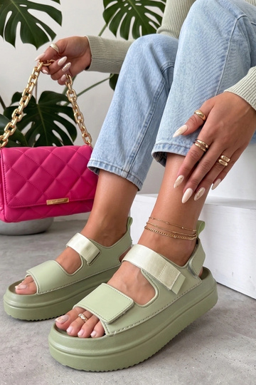 Grüne Sandalen mit Aufklebern auf einer hohen Sohle Davina 2