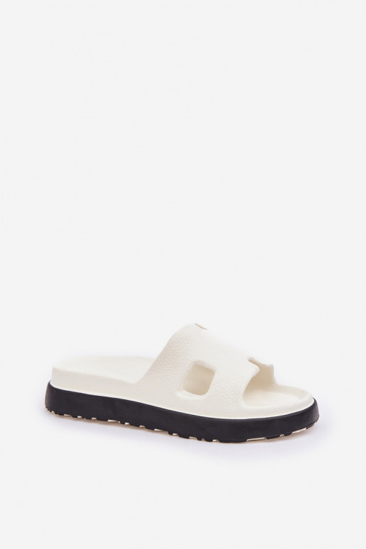 Weiße leichte Slipper mit Ausschnitten Neladith