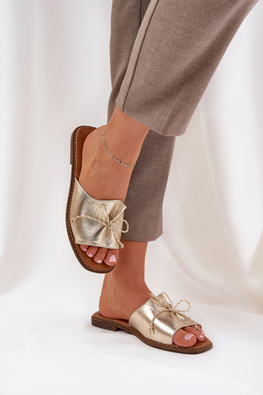 Gouden platte slippers met decoratieve strik Deonelis