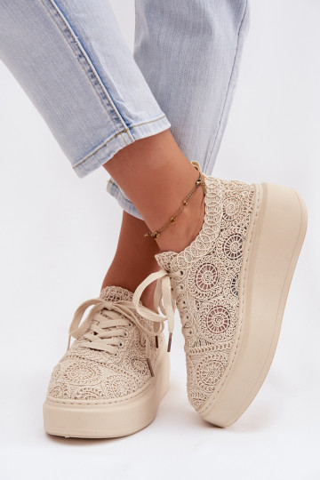 Zandkleurige casual schoenen met platform en kantmotieven Evalora