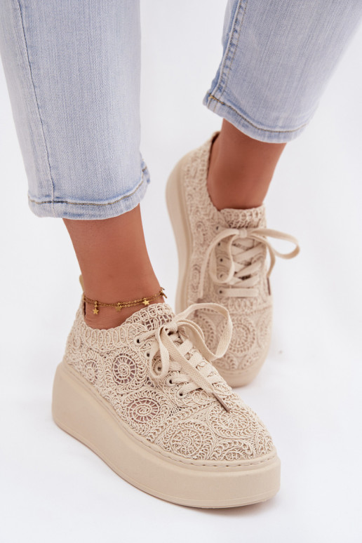 Zandkleurige casual schoenen met platform en kantmotieven Evalora