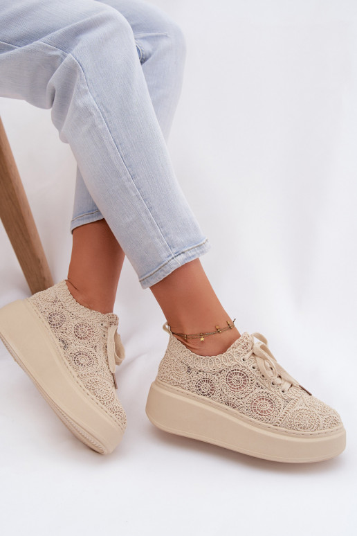 Zandkleurige casual schoenen met platform en kantmotieven Evalora