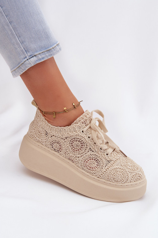 Zandkleurige casual schoenen met platform en kantmotieven Evalora