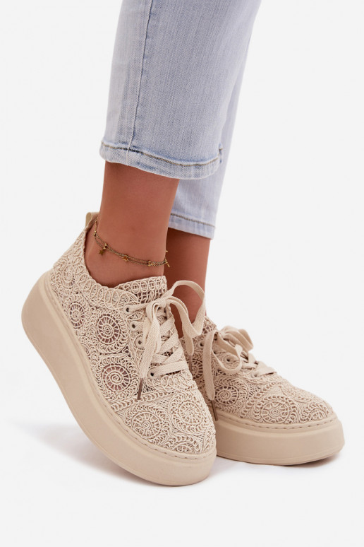 Zandkleurige casual schoenen met platform en kantmotieven Evalora