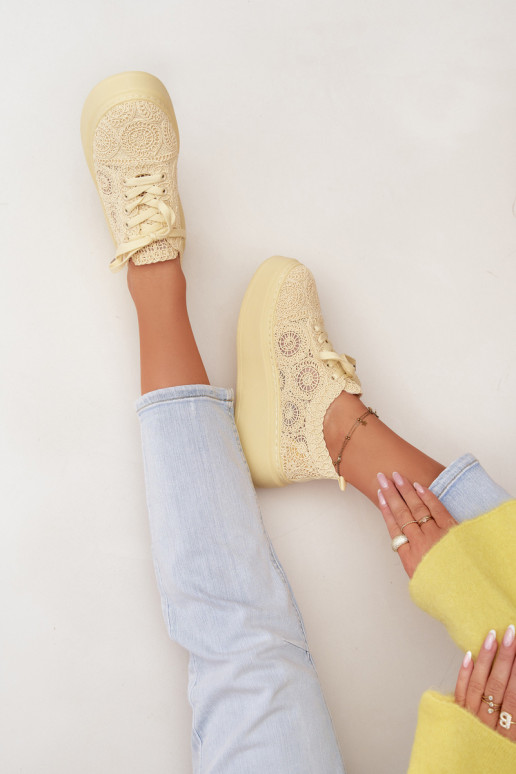 Gele casual schoenen met platform en kantmotieven Evalora
