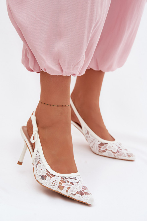 Sandales pour femmes avec des talons fins avec de la dentelle couleur blanche Pelivelle