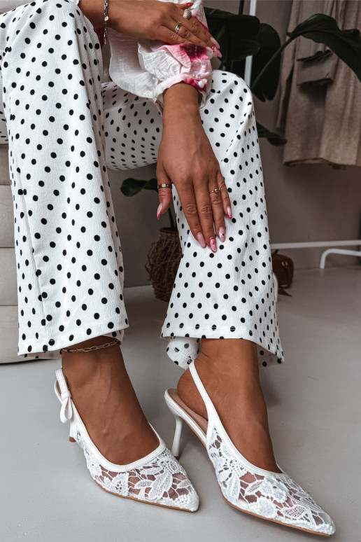 Sandales pour femmes avec des talons fins avec de la dentelle couleur blanche Pelivelle