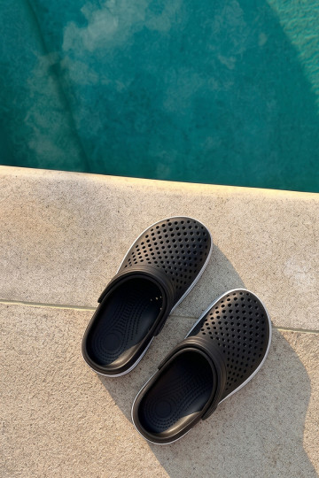 Leichte Herren schwarze Slipper Tai Turiravena