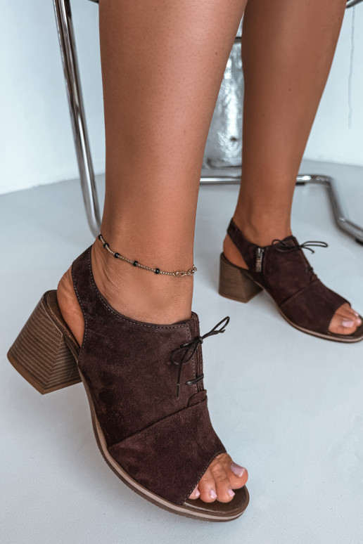 Elegante leren hoge hakken met stijlvolle details Zazoo 40523 in chocolade kleur