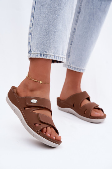Bruine dames leren slippers met plakkende sluitingen Inblu OE0001GU