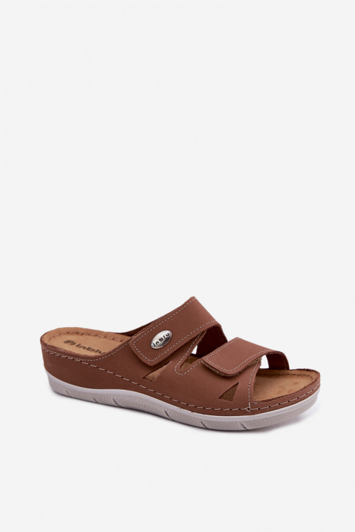 Bruine dames leren slippers met plakkende sluitingen Inblu OE0001GU