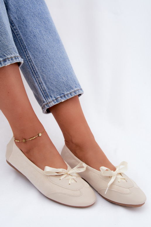 Elfenbeinfarbene Sport-Ballerinas mit stilvollen Details Peonia