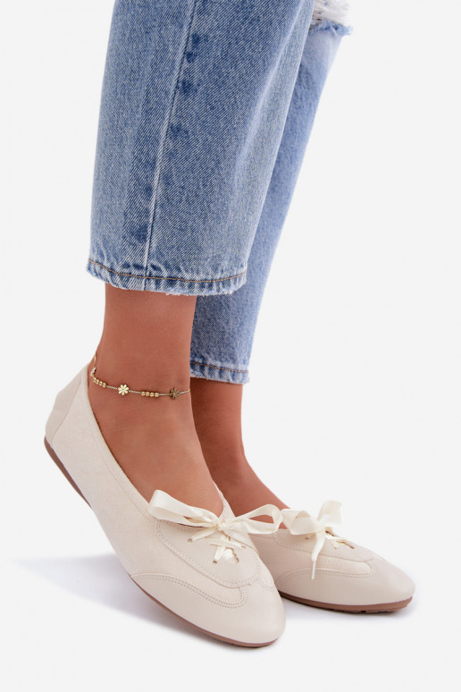 Elfenbeinfarbene Sport-Ballerinas mit stilvollen Details Peonia