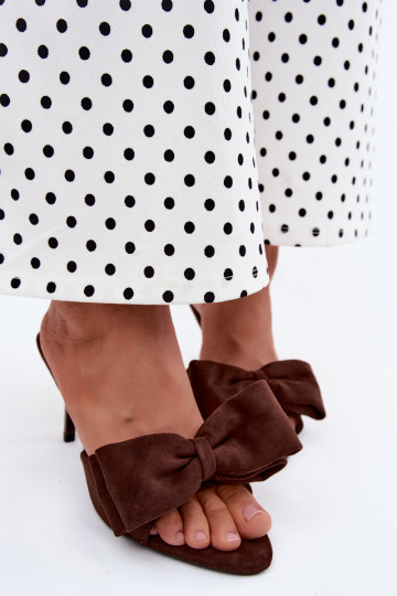 Dames slippers met dunne hakken en strikken in chocolade faux suede Tai turignolia
