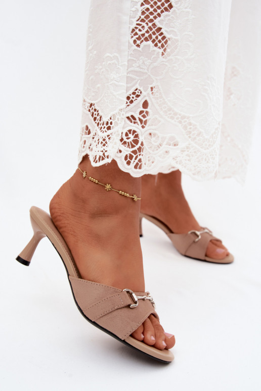 Chaussons beiges pour femmes à talons fins et détails décoratifs Poppia